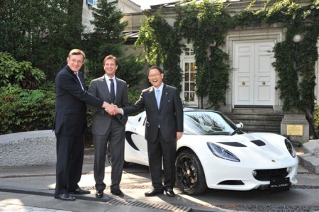   David Warren, British Ambassador to Japan (left), Dany Bahar, CEO of Group Lotus (centre) and Toyota Motor Corporation President, Akio Toyoda (right) with the Lotus Elise R